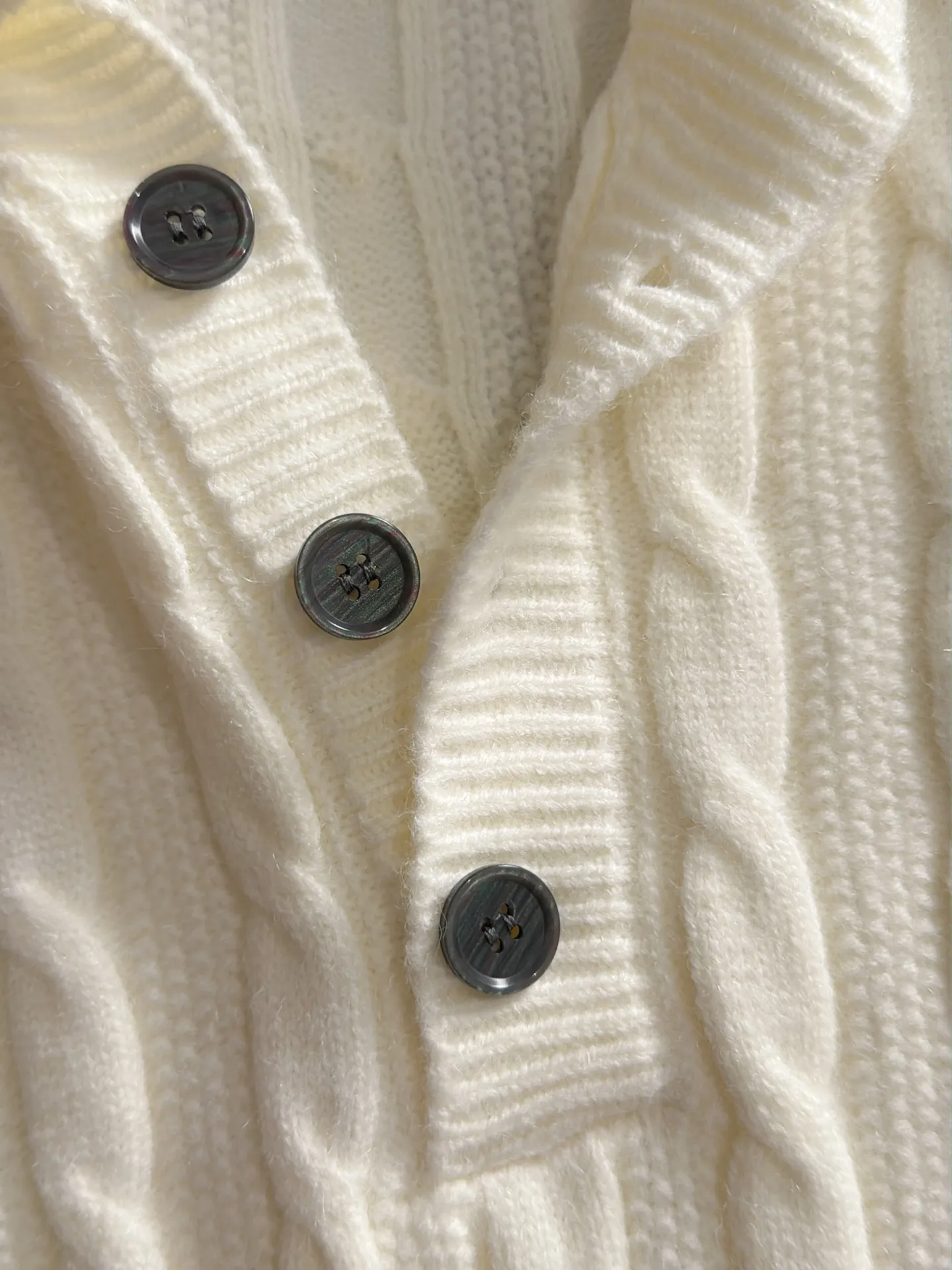 LP Loro Piana's latest sweaters from the official website for fall and winter 2026 are now on sale at the counter for Hot Sale! Specially made of wool blended fabric. It feels comfortable and can be directly in contact with the skin. The logo badge is exquisitely embroidered, which is extremely eye-catching! The details highlight the fashionable charm of big brands. Exquisite workmanship. Three-dimensional cutting style. The wearing effect is invincible and handsome! All three standards are complete! Sizes:M-3XL